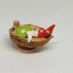Wichtel im Walnussbettchen– Weihnachtsdeko aus Polymer Clay rote Zipfelmütze mit Lebkuchenmännchen