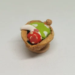 Wichtel im Walnussbettchen– Weihnachtsdeko aus Polymer Clay rote Zipfelmütze mit Lebkuchenmännchen