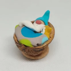Wichtel im Walnussbettchen – Weihnachtsdeko aus Polymer Clay in türkis