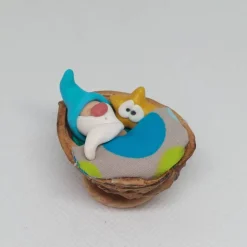 Wichtel im Walnussbettchen – Weihnachtsdeko aus Polymer Clay in türkis