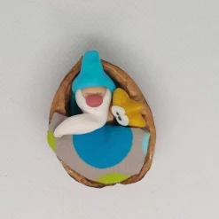 Wichtel im Walnussbettchen – Weihnachtsdeko aus Polymer Clay in türkis