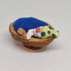 Wichtel im Walnussbettchen – Weihnachtsdeko aus Polymer Clay nachtleuchtend mit Lebkuchenmännchen