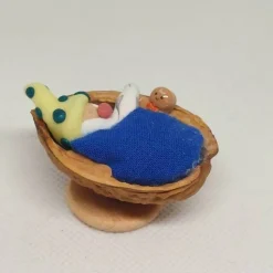 Wichtel im Walnussbettchen – Weihnachtsdeko aus Polymer Clay nachtleuchtend mit Lebkuchenmännchen