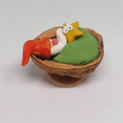 Wichtel in Walnusbettchen – Christbaumschmuck aus Polymer Clay