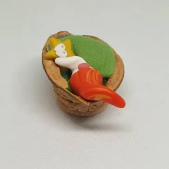 Wichtel in Walnusbettchen – Christbaumschmuck aus Polymer Clay