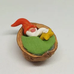 Wichtel in Walnusbettchen – Christbaumschmuck aus Polymer Clay
