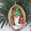 Wichtel in Walnussschale – Christbaumschmuck aus Polymer Clay