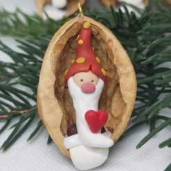 Wichtel in Walnussschale – Christbaumschmuck aus Polymer Clay