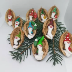 Wichtel in Walnussschale – einzigartiger Christbaumschmuck aus Polymer Clay