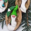 Wichtel in Walnussschale – Christbaumschmuck aus Polymer Clay