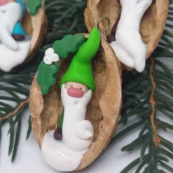 Wichtel in Walnussschale – Christbaumschmuck aus Polymer Clay