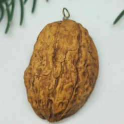 Wichtel in Walnussschale – Christbaumschmuck aus Polymer Clay