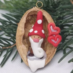 Wichtel in Walnussschale – Christbaumschmuck aus Polymer Clay