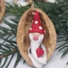 Wichtel in Walnussschale – Christbaumschmuck aus Polymer Clay