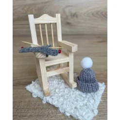 Wichtel Wichteltür Zubehör Schaukelstuhl mit Stricknadeln und Mütze
