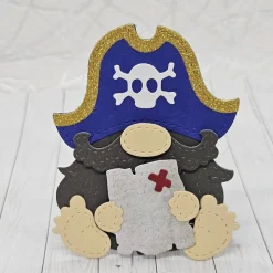 Wichtelbox „Pirat“ – Handgefertigte Geschenkbox mit Schatzinsel-Motiv und abnehmbarem Piraten-Wichtel