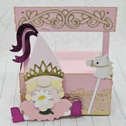 Wichtelbox „Prinzessin“ – Handgefertigte Geschenkbox mit abnehmbarem Wichtel-Anhänger, verziert mit goldenen Ornamenten
