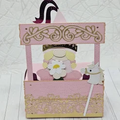 Wichtelbox „Prinzessin“ – Handgefertigte Geschenkbox mit abnehmbarem Wichtel-Anhänger, verziert mit goldenen Ornamenten