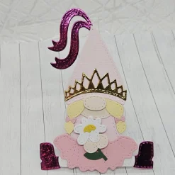 Wichtelbox „Prinzessin“ – Handgefertigte Geschenkbox mit abnehmbarem Wichtel-Anhänger, verziert mit goldenen Ornamenten