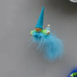 Wichtel-Zwerg auf Feder, Geschenk Geburt, Taufe, Frühlings-Deko