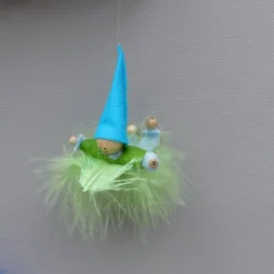 Wichtel-Zwerg auf Feder, Geschenk Geburt, Taufe, Frühlings-Deko