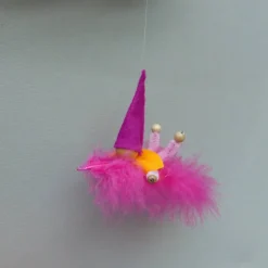 Wichtel-Zwerg auf Feder, Geschenk Geburt, Taufe, Frühlings-Deko