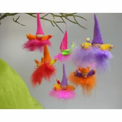 Wichtel-Zwerg auf Feder, Geschenk Geburt, Taufe, Frühlings-Deko