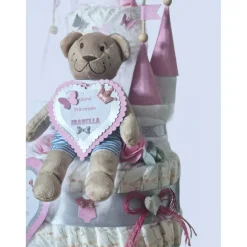 Windeltorte rosa Mädchen – personalisiertes Windelschloss mit Kuschelbärchen & Glückwunsch