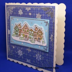 Winterdorf Karte – Handgemachte Winterkarte mit verschneitem Dorf & Glitzerstickern, 15 x 15 cm