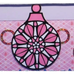 Winterkarte mit Mandala Kugel & verschneitem Dorf – Handgemachte Weihnachtskarte in Rosa