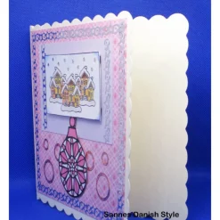 Winterkarte mit Mandala Kugel & verschneitem Dorf – Handgemachte Weihnachtskarte in Rosa