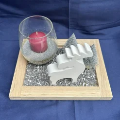Winterliches Deko-Tablett mit Rentier, Kerzenglas & Silberakzenten – stilvolle Weihnachts- und Winterdeko