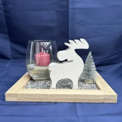 Winterliches Deko-Tablett mit Rentier, Kerzenglas & Silberakzenten – stilvolle Weihnachts- und Winterdeko