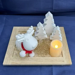 Winterliches Deko-Tablett mit Rentier, LED-Kerze & Tannen – liebevolle Weihnachtsdeko