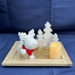 Winterliches Deko-Tablett mit Rentier, LED-Kerze & Tannen – liebevolle Weihnachtsdeko