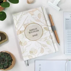 Wochenkalender & Terminplaner 2026 A5 Hardcover mit vielen Extras personalisiert botanisch mit Silberblatt in Beige