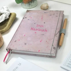 Wochenkalender & Terminplaner 2026 A5 Hardcover Wochenübersicht personalisiert grau pink Kleckse Flecken