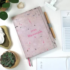 Wochenkalender & Terminplaner 2026 A5 Hardcover Wochenübersicht personalisiert grau pink Kleckse Flecken