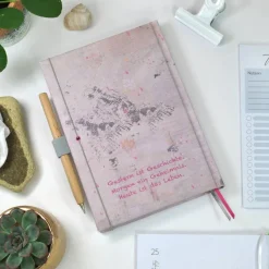 Wochenkalender & Terminplaner 2026 A5 Hardcover Wochenübersicht personalisiert grau pink Kleckse Flecken