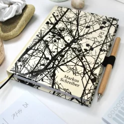 Wochenkalender & Terminplaner 2025 A5 mit vielen Extras personalisiert mit Silhouette von Geäst in Schwarzweiss