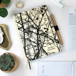 Wochenkalender & Terminplaner 2025 A5 mit vielen Extras personalisiert mit Silhouette von Geäst in Schwarzweiss