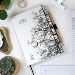 Wochenkalender & Terminplaner A5 mit vielen Extras personalisiert mit Ästen & Zweigen schwarzweiss Hardcover Planer 2026