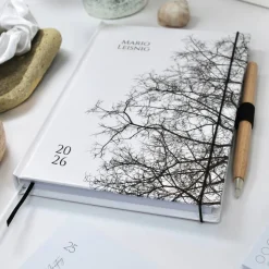 Wochenkalender & Terminplaner A5 mit vielen Extras personalisiert mit Ästen & Zweigen schwarzweiss Hardcover Planer 2026