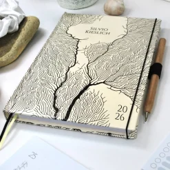 Wochenkalender & Terminplaner 2025 A5 mit vielen Extras personalisiert mit verzweigten Strukturen eines Baumes