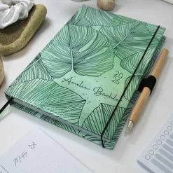 Wochenkalender & Terminplaner 2025 A5 mit vielen Extras personalisiert botanisch Monstera Blätter grün