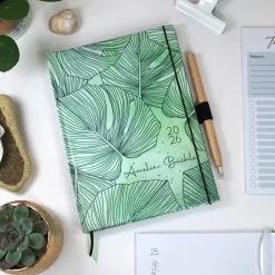 Wochenkalender & Terminplaner 2025 A5 mit vielen Extras personalisiert botanisch Monstera Blätter grün