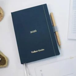 Wochenkalender & Terminplaner 2026 | A5 Hardcover Leinen | viele Extras | personalisiert veredelt Golddruck