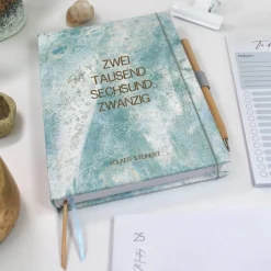 Wochenkalender & Terminplaner 2026 A5 Hardcover Wochenübersicht | Tagebuch | personalisiert hellblau sturkturiert