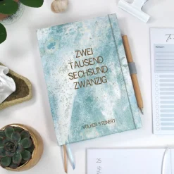 Wochenkalender & Terminplaner 2026 A5 Hardcover Wochenübersicht | Tagebuch | personalisiert hellblau sturkturiert