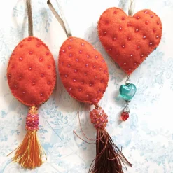 Wohndeko Herz orange bunt Unikat Perlenstickerei handgemacht pompös handmade Ornament